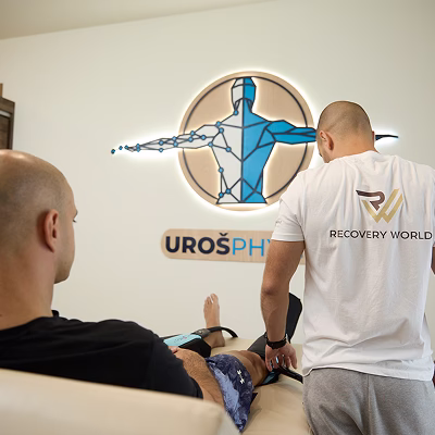 Klijent podvrgnut terapiji sa Normatec 3.0 kompresionim čizmama pod stručnim nadzorom terapeuta.