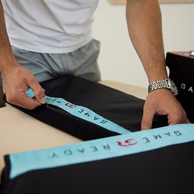 Stručni tim priprema Game Ready sistem, podešavajući kompresiju i temperaturu za efikasnu rehabilitaciju.